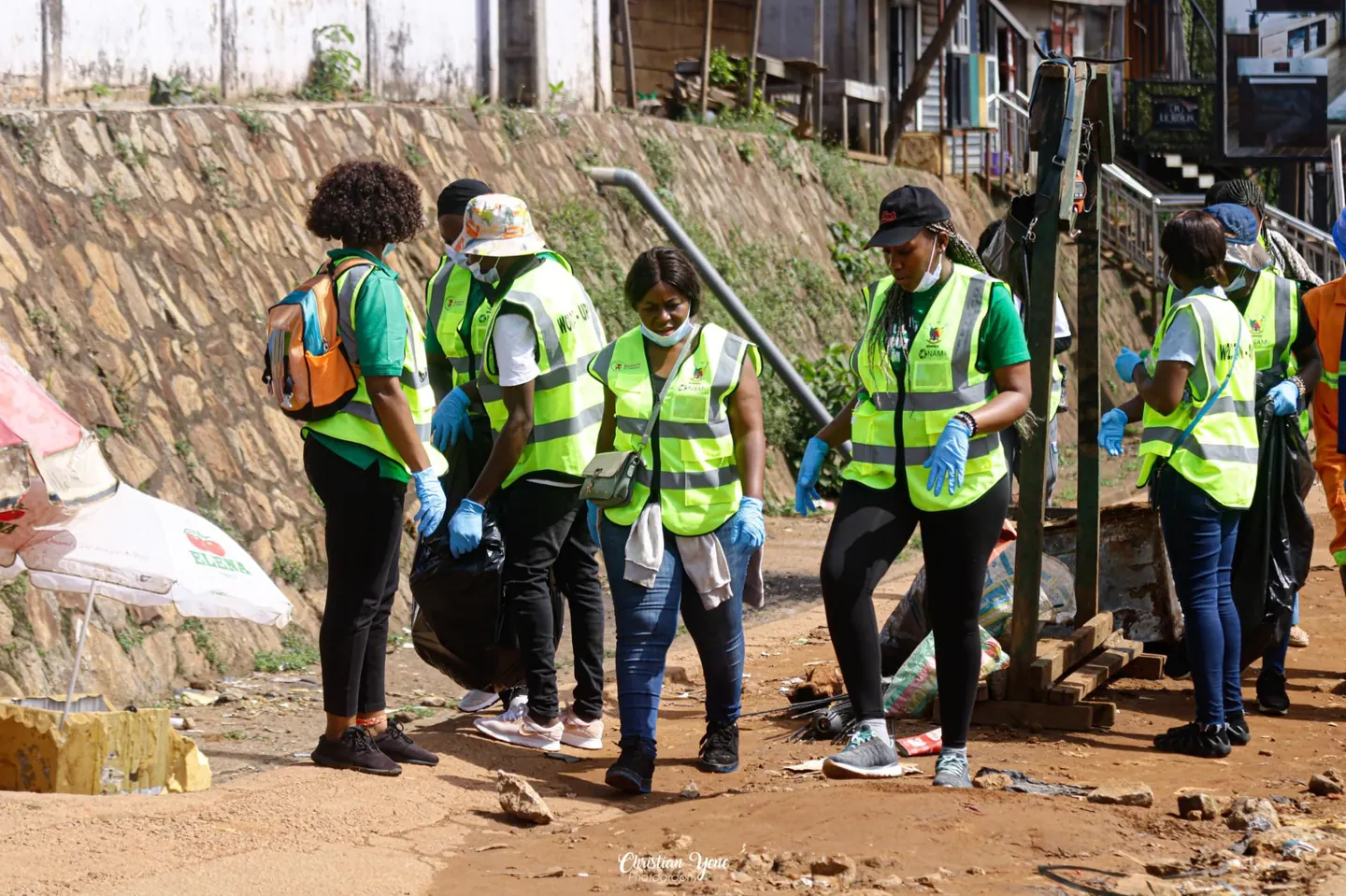 Des bénévoles en gilets réfléchissants mobilisés pour ramasser les déchets.