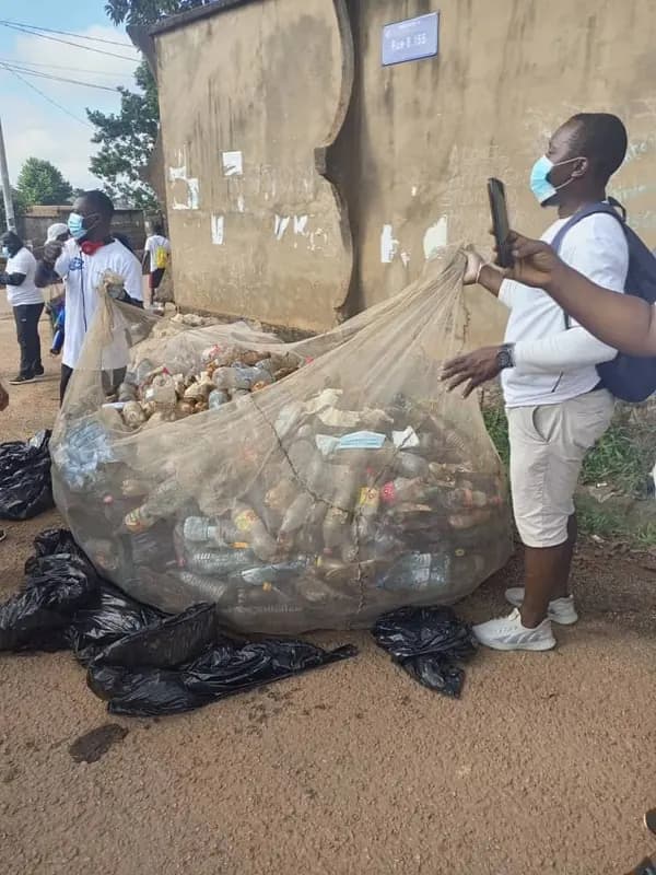 Des sacs de déchets rassemblés par les participants à une collecte.